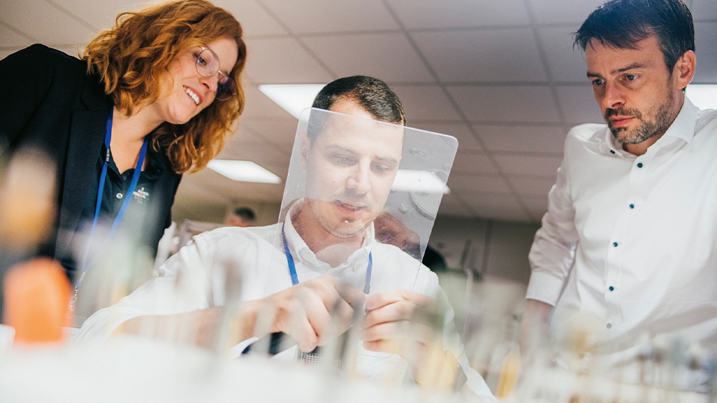 Gemeinsamer Workshop mit Anwendern: Dental Direkt (Lisa Freiberg) und Komet Dental (Dennis Huck) sensibilisieren für das Zusammenspiel von Material und Werkzeug. Alle Bilder: (c) Dental Direkt