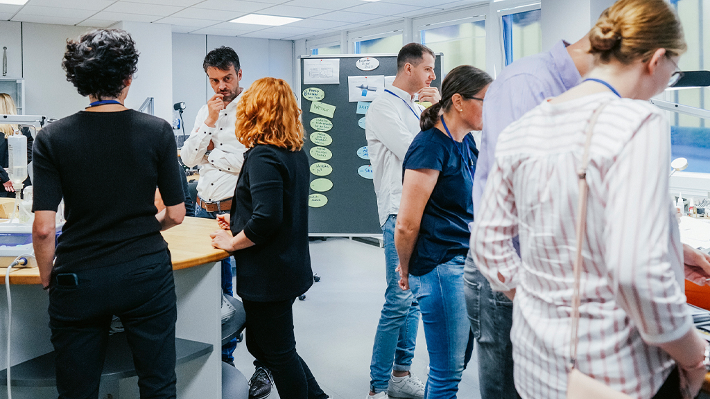 Austausch während des Workshops: Anwender aus Laboren, Experten von Komet und Dental Direkt sowie externe Spezialisten diskutieren gemeinsam über Herausforderungen und Lösungen bei der Zirkonoxid-Bearbeitung.