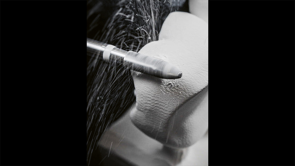 Werkzeug trifft Werkstoff: Bearbeitung von Zirkonoxid vor dem Sintern. Hier eignen sich feine Hartmetallfräser, mit denen der Werkstoff mit wenig Anpressdruck bearbeitet werden kann. ...