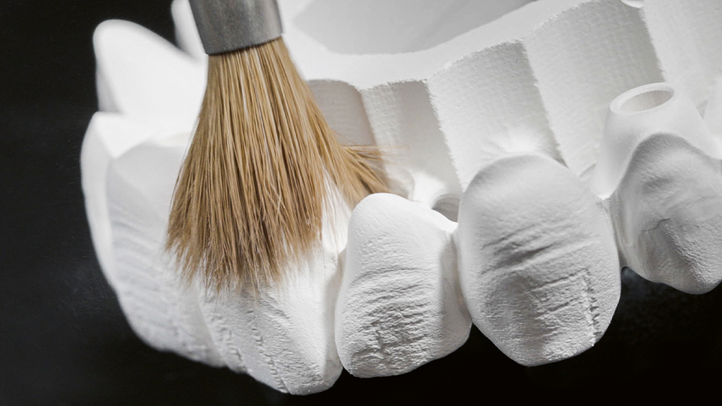 ... Wichtig: Trocken arbeiten. Zirkonoxid-Staub mit weichem Pinsel entfernen (kein Dampfstrahler!).