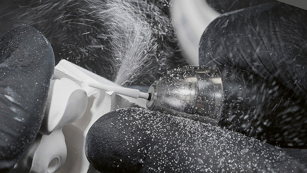 Werkstoffgerechte Bearbeitung von Zirkonoxid im Überblick: Restauration im Weißlingszustand; Ausarbeiten mit Hartmetallfräsern. Die Bearbeitung der gesinterten Brücke mit einem diamantierten Schleifkörper (DCB-Schleifer). Finishing mit einer Etna-Polierscheibe für die Hochglanzpolitur. Mehr dazu in Teil 2 und 3 mit erprobten und konkreten Insider-Tipps.