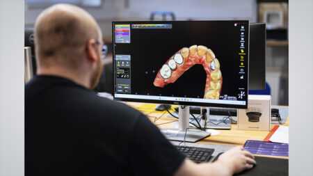 Mit dem Zahntechnikermeister Manuel, der die CAD/CAM-Abteilung übernommen hat, passt die komplett digitale Umsetzung wunderbar in das Laborkonzept. Bild: Nordquadrat PR&Marketing