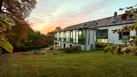 Der Blick von den Arbeitsplätzen ins Grüne fördert die Kreativität des Teams. Bild: Nordquadrat PR&Text